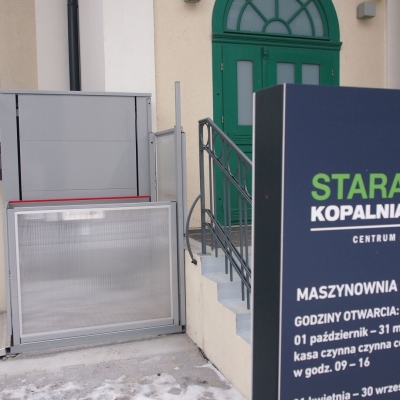 Winda dla niepełnosprawnych - podnośnik pionowy B900 zainstalowany w Centrum Nauki i Sztuki "Stara Kopalnia" w Wałbrzychu.