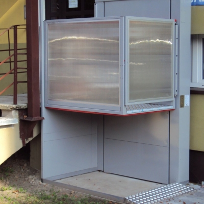 Podnośnik pionowy B900 zainstalowany przy bloku mieszkaniowym w Siemianowicach Śląskich. Wersja przelotowa - wysiadanie i wsiadanie na wprost.
