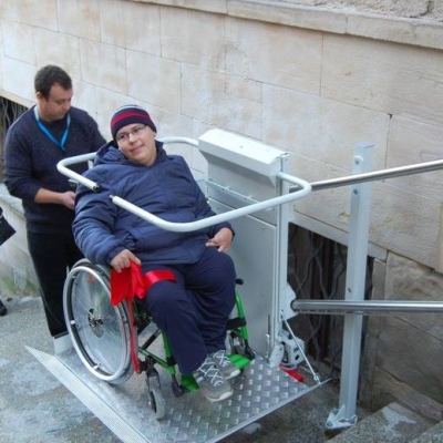 Platforma przyschodowa dla niepełnosprawnych w Sandomierzu