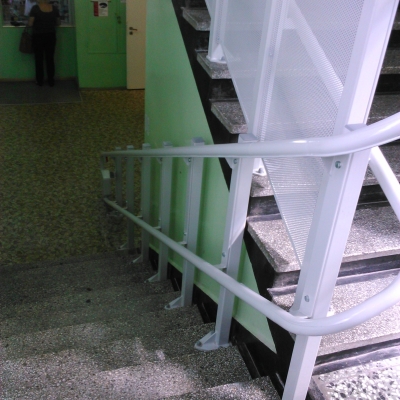 Platforma przyschodowa O-GA, montaż na słupkach do schodów.