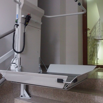 Rozkładanie i składanie platformy schodowej jest manualne