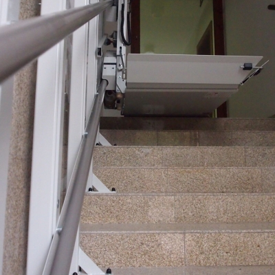 Platformy schodowe wyposażone są w systemy przeciwzgnieceniowe - zatrzymują się, gdy napotkają przeszkodę podczas jazdy