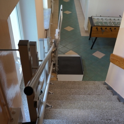 Montaż skośnej platformy schodowej na słupkach samonośnych do stopni schodów